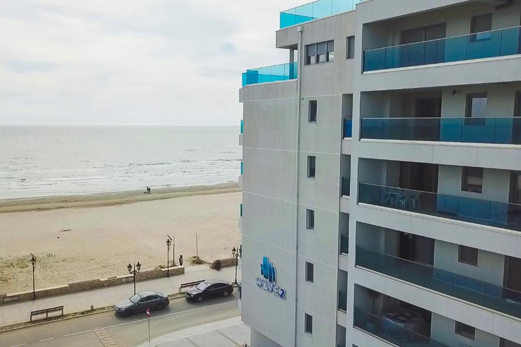 uma vista para um edifício e para a praia em WAVE 2 Promenada Apartments em Mamaia Nord – Năvodari