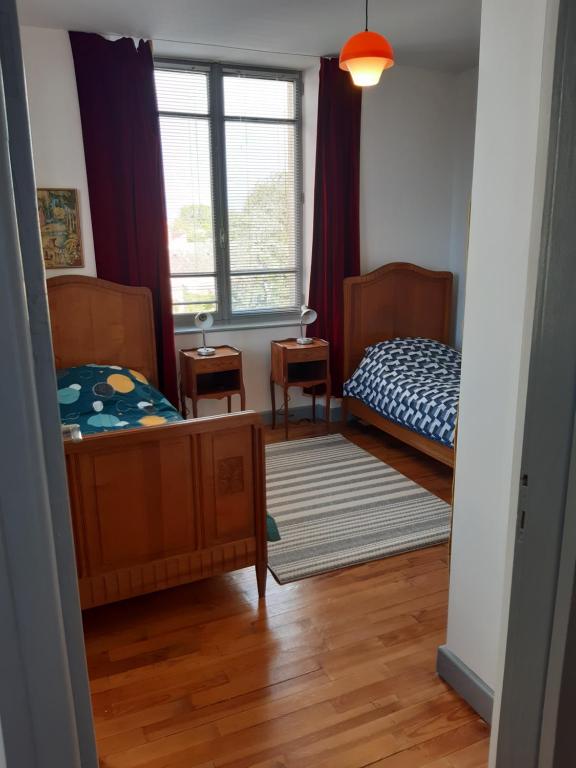 a bedroom with a bed and a window at L'ère du temps in Manheulles