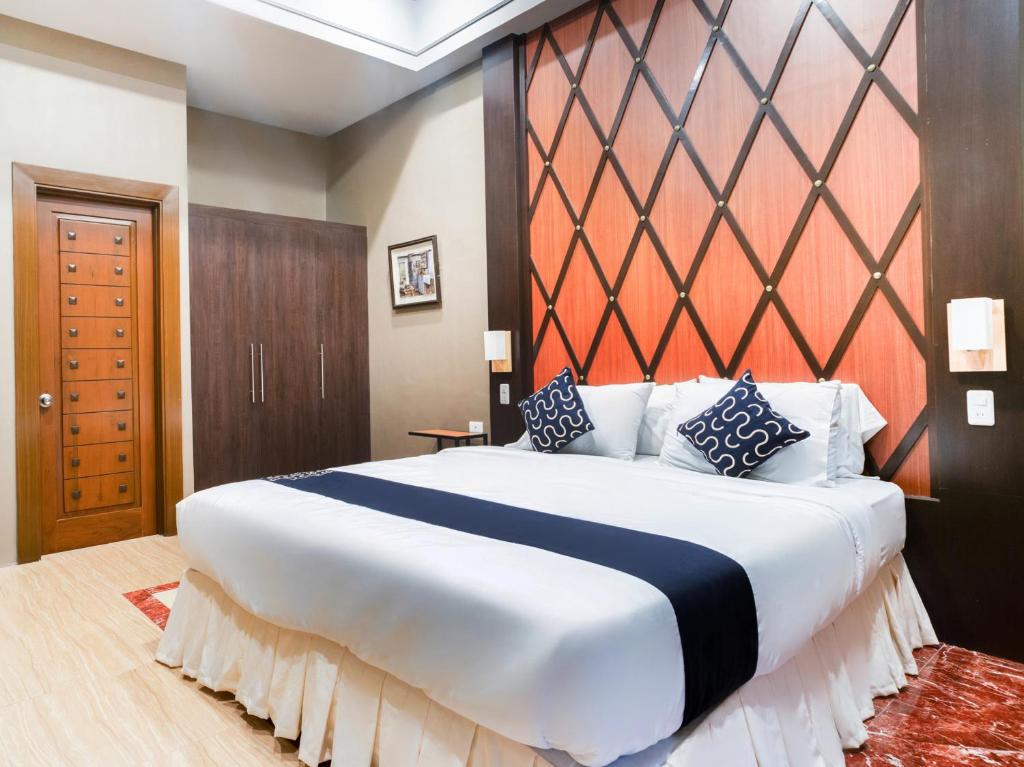 Tempat tidur dalam kamar di Capital O 460 World Palace Hotel