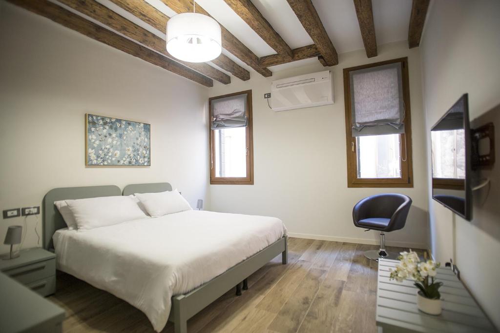 a bedroom with a bed and a chair in it at Ca' Del Prete - Biennale in Venice