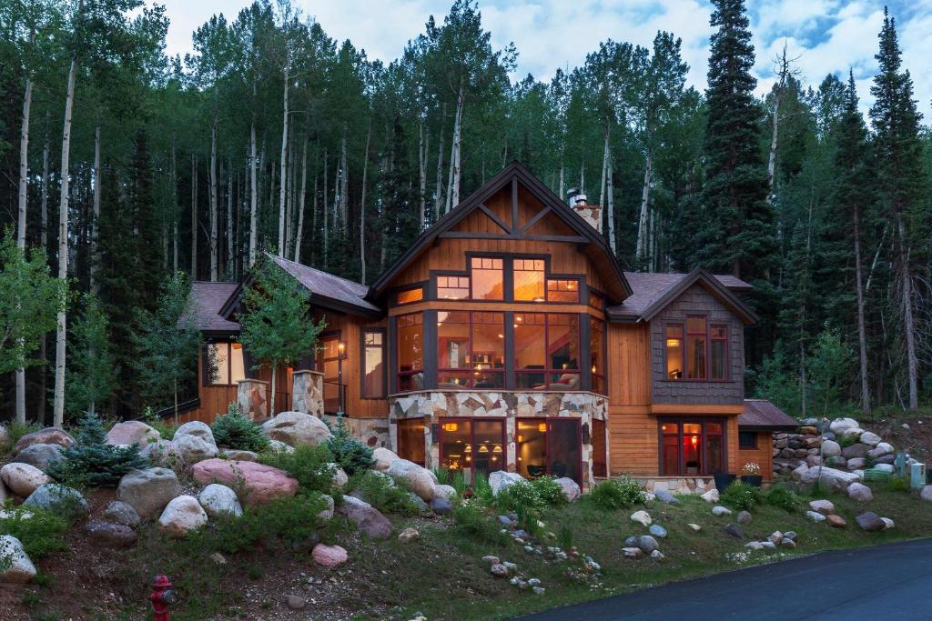 ein großes Holzhaus im Wald in der Unterkunft Twilight 192 Tacoma Drive in Durango Mountain Resort