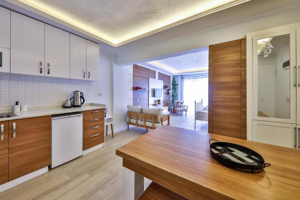 Kuchyň nebo kuchyňský kout v ubytování Yaz Apart Hotel