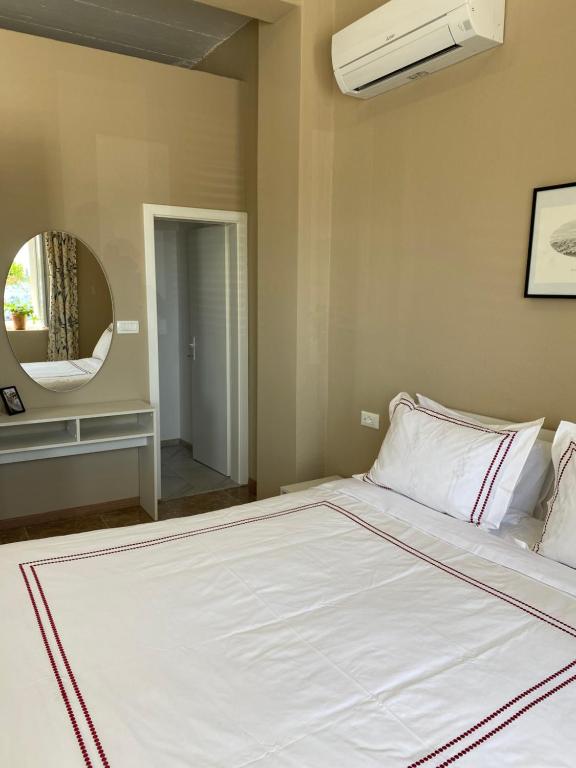 Posteľ alebo postele v izbe v ubytovaní Villa Leo Beach Studio