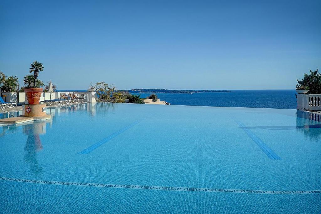 une grande piscine avec vue sur l'océan dans l'établissement IMMOGROOM - 2 Rooms - Renovated - Pool - Air conditioning - Parking - Wifi, à Cannes