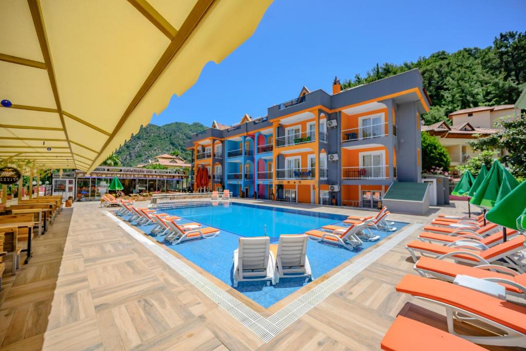 hotel z basenem i leżakami w obiekcie Speedy Apart Otel w mieście Marmaris