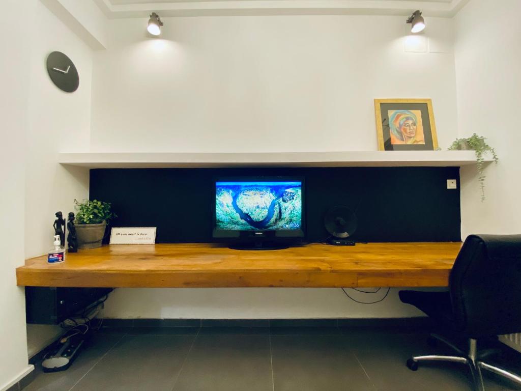 Televízia a/alebo spoločenská miestnosť v ubytovaní Small Gem Studio Athens, next to metro nomismatokopeio
