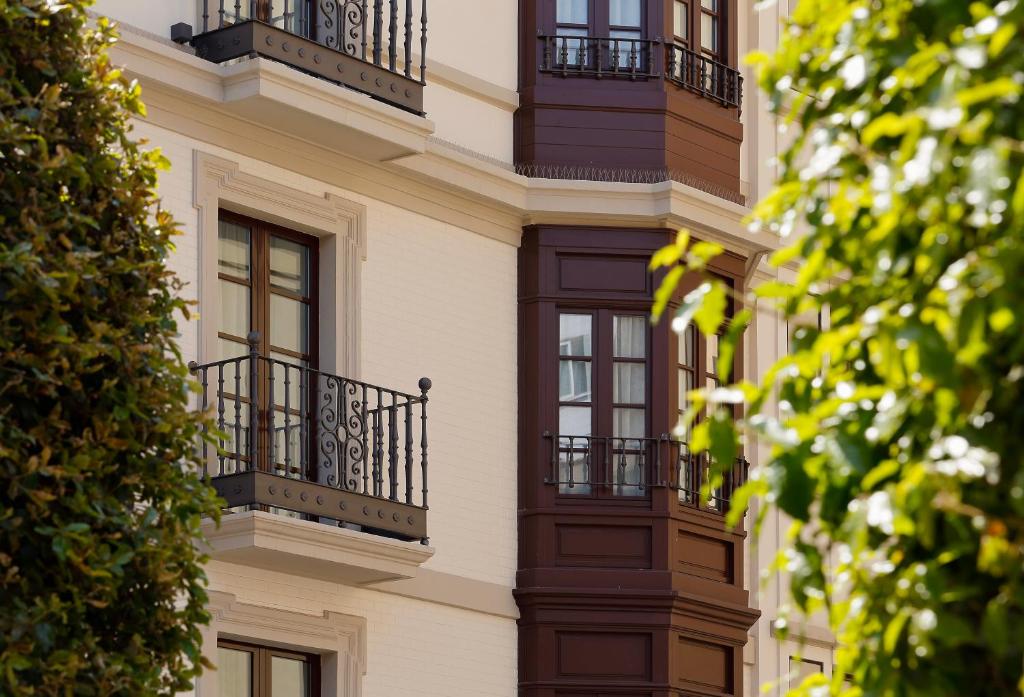 un edificio con balcones en un lateral en NUMA HOTEL BOUTIQUE, en Gijón