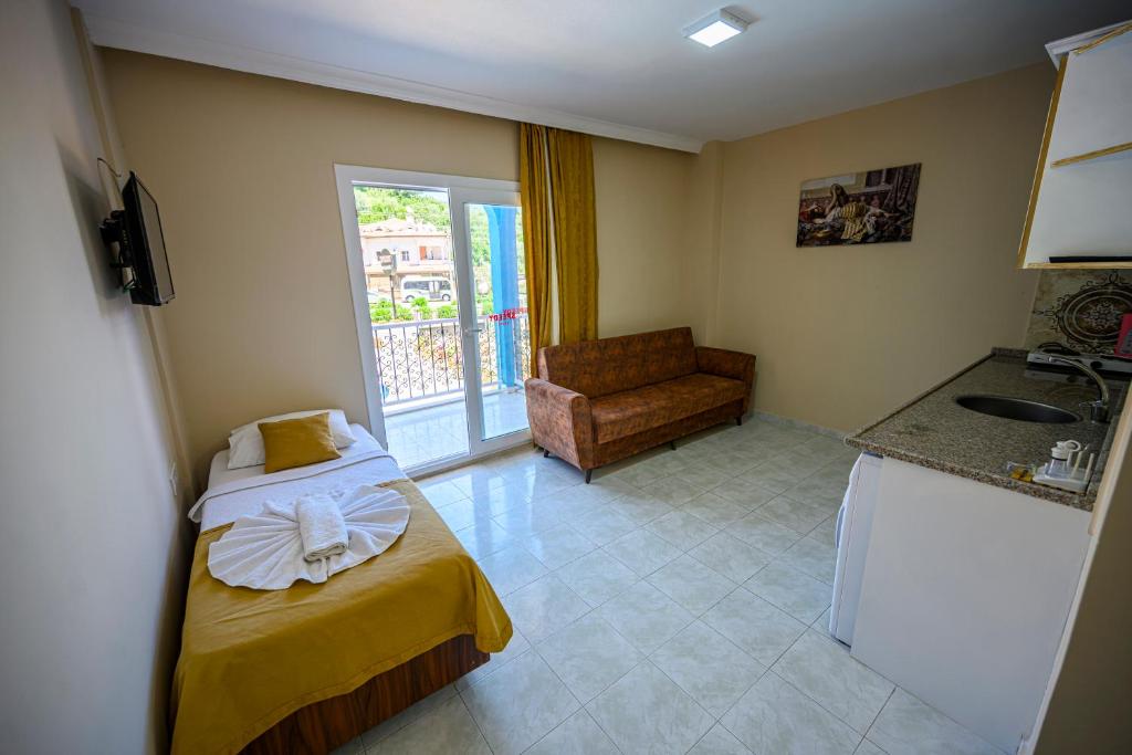 Speedy Apart Otel - Family Room With Balcony