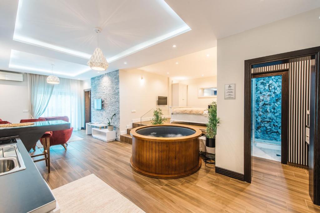 ein großes Wohnzimmer mit einer Badewanne in der Mitte in der Unterkunft Padam Hotel & SPA in Ulcinj