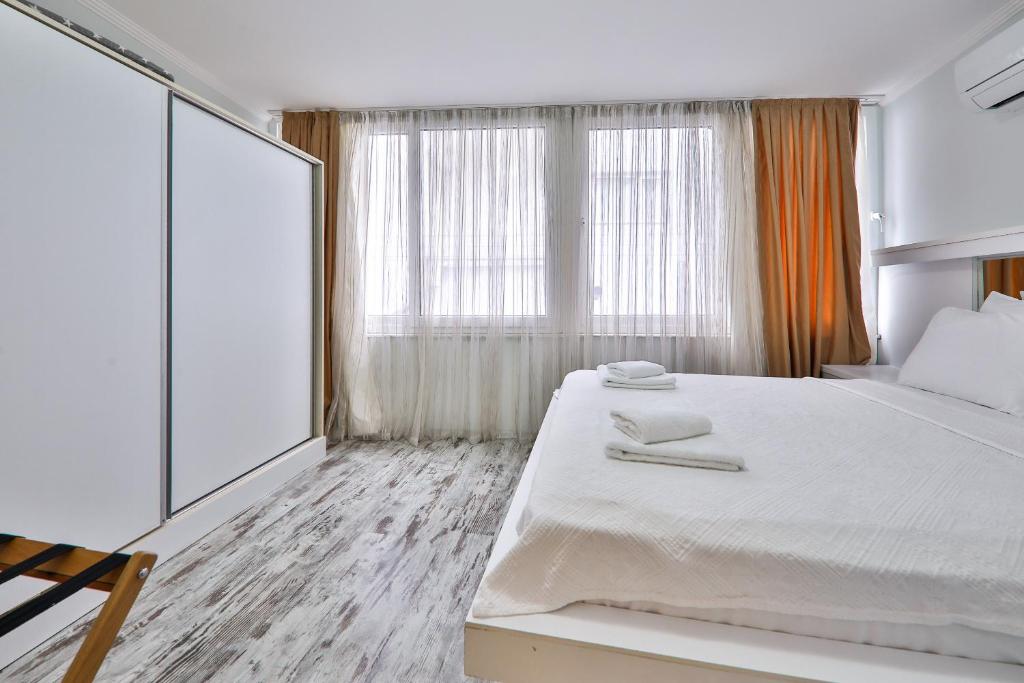 Postel nebo postele na pokoji v ubytování Yaz Apart Hotel