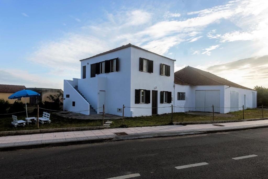 a white building on the side of a street at Ria de Aveiro White House in Murtosa