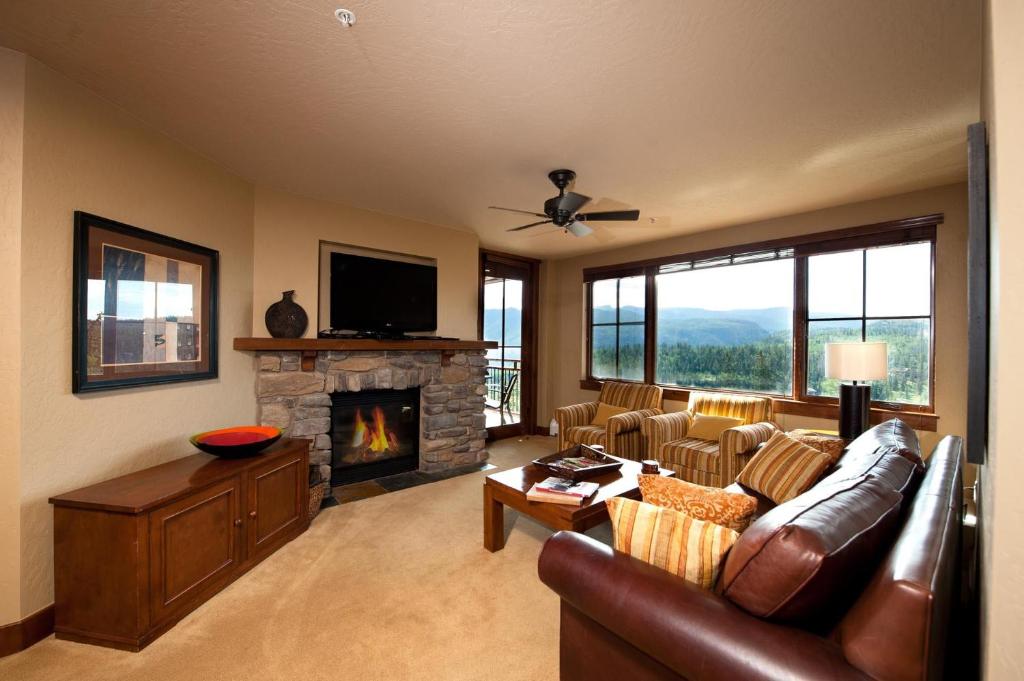 - un salon avec un canapé et une cheminée dans l'établissement Purgatory Lodge Unit 403, à Durango Mountain Resort