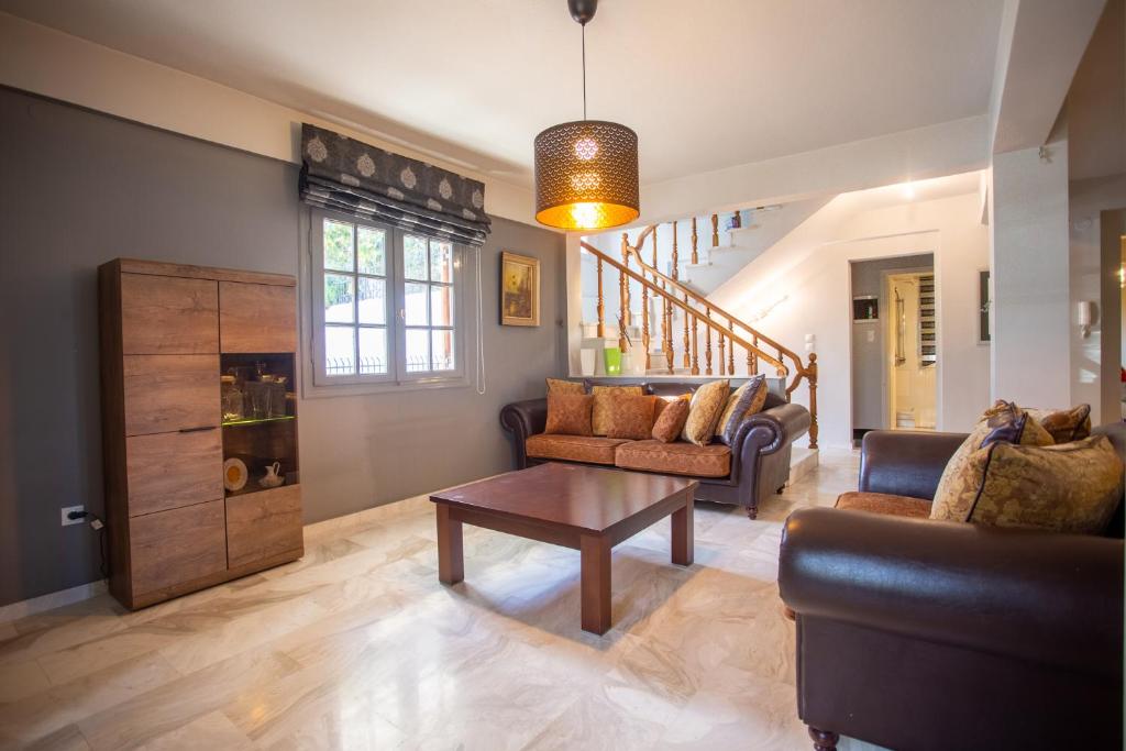 Część wypoczynkowa w obiekcie Τraditional fully detached villa on a luxurious hillock of Thessaloniki with its own garden also for family & wedding gatherings for 10 to 25 people only 15 minutes from airport