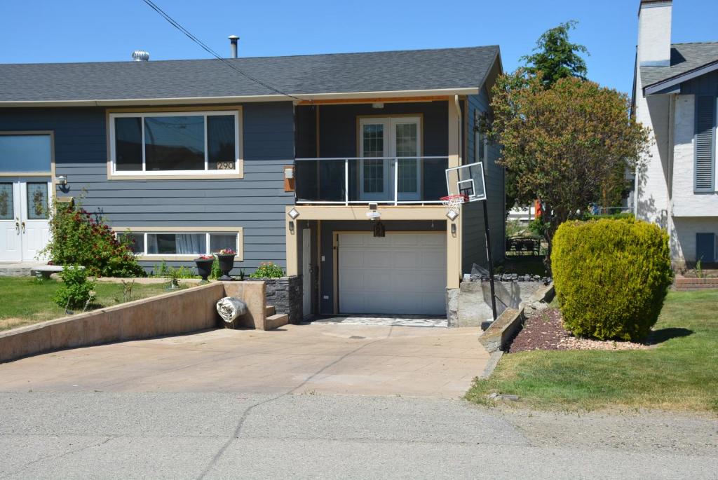 una casa con garaje en un barrio residencial en Aasra Home en Kelowna