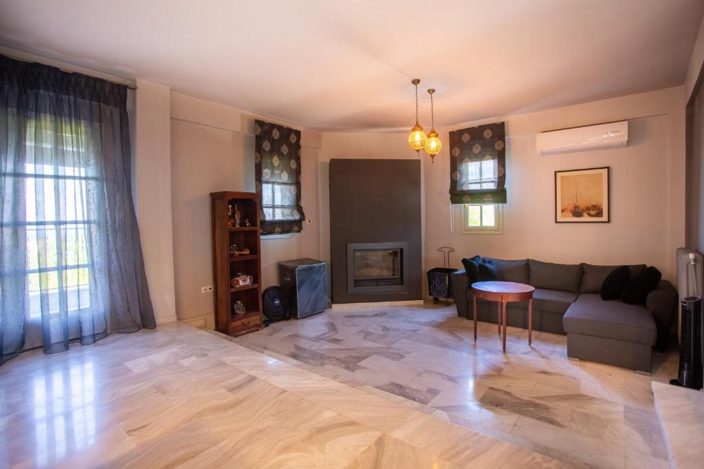 Część wypoczynkowa w obiekcie Τraditional fully detached villa on a luxurious hillock of Thessaloniki with its own garden also for family & wedding gatherings for 10 to 25 people only 15 minutes from airport