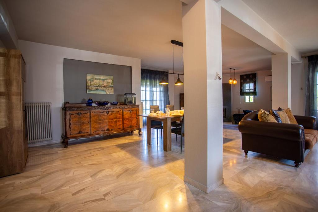 Część wypoczynkowa w obiekcie Τraditional fully detached villa on a luxurious hillock of Thessaloniki with its own garden also for family & wedding gatherings for 10 to 25 people only 15 minutes from airport