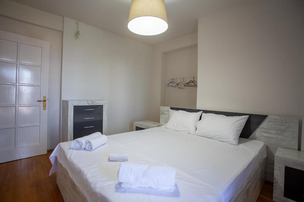 Łóżko lub łóżka w pokoju w obiekcie Τraditional fully detached villa on a luxurious hillock of Thessaloniki with its own garden also for family & wedding gatherings for 10 to 25 people only 15 minutes from airport