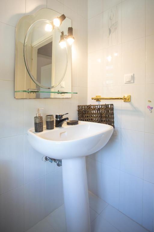 Łazienka w obiekcie Τraditional fully detached villa on a luxurious hillock of Thessaloniki with its own garden also for family & wedding gatherings for 10 to 25 people only 15 minutes from airport