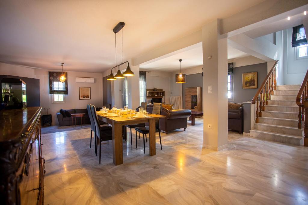 Część wypoczynkowa w obiekcie Τraditional fully detached villa on a luxurious hillock of Thessaloniki with its own garden also for family & wedding gatherings for 10 to 25 people only 15 minutes from airport