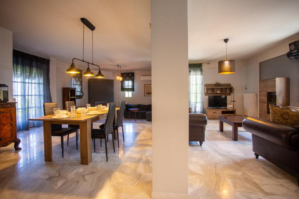 Część wypoczynkowa w obiekcie Τraditional fully detached villa on a luxurious hillock of Thessaloniki with its own garden also for family & wedding gatherings for 10 to 25 people only 15 minutes from airport