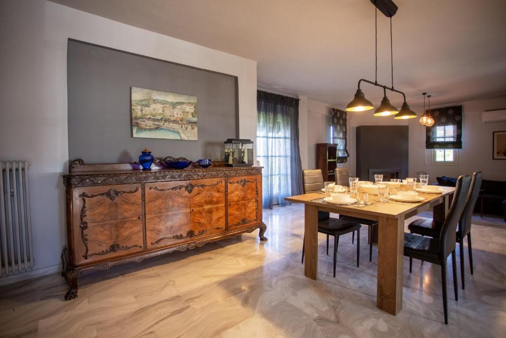 Zdjęcie z galerii obiektu Τraditional fully detached villa on a luxurious hillock of Thessaloniki with its own garden also for family & wedding gatherings for 10 to 25 people only 15 minutes from airport w Salonikach