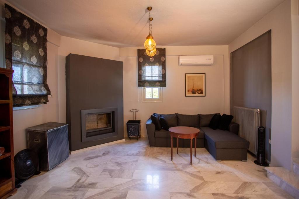 Część wypoczynkowa w obiekcie Τraditional fully detached villa on a luxurious hillock of Thessaloniki with its own garden also for family & wedding gatherings for 10 to 25 people only 15 minutes from airport
