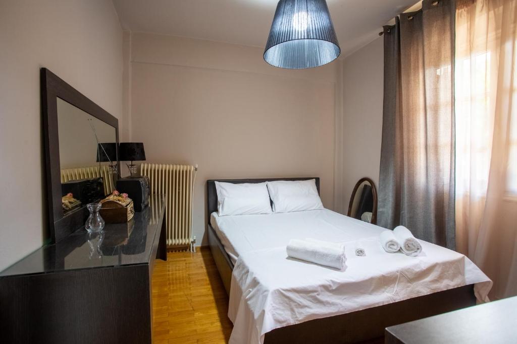 Łóżko lub łóżka w pokoju w obiekcie Τraditional fully detached villa on a luxurious hillock of Thessaloniki with its own garden also for family & wedding gatherings for 10 to 25 people only 15 minutes from airport
