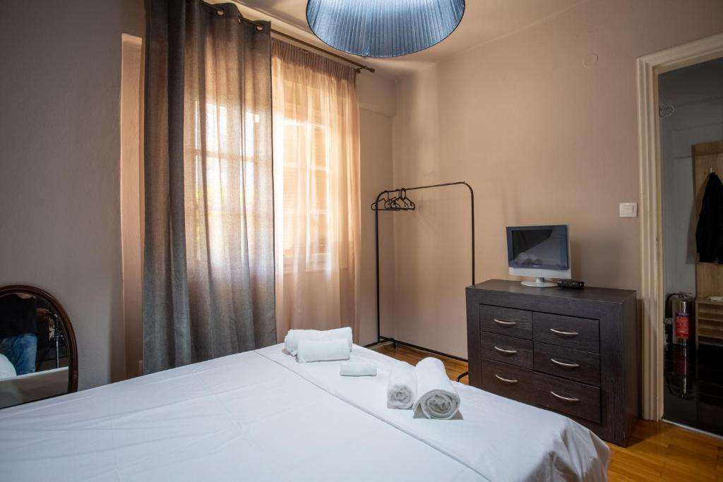 Łóżko lub łóżka w pokoju w obiekcie Τraditional fully detached villa on a luxurious hillock of Thessaloniki with its own garden also for family & wedding gatherings for 10 to 25 people only 15 minutes from airport