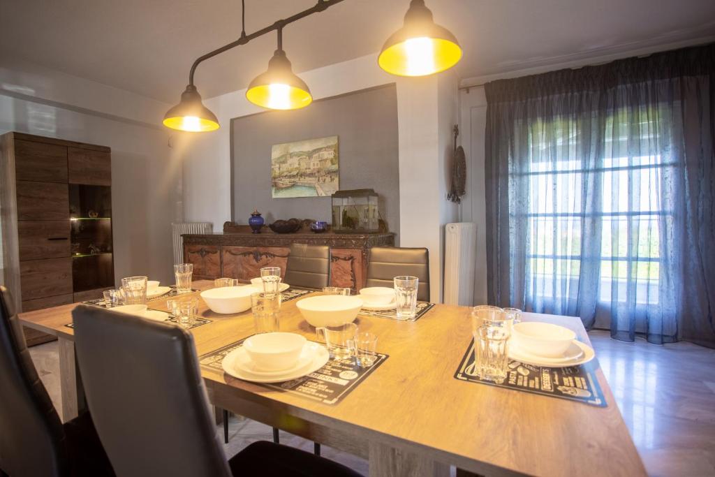 Zdjęcie z galerii obiektu Τraditional fully detached villa on a luxurious hillock of Thessaloniki with its own garden also for family & wedding gatherings for 10 to 25 people only 15 minutes from airport w Salonikach