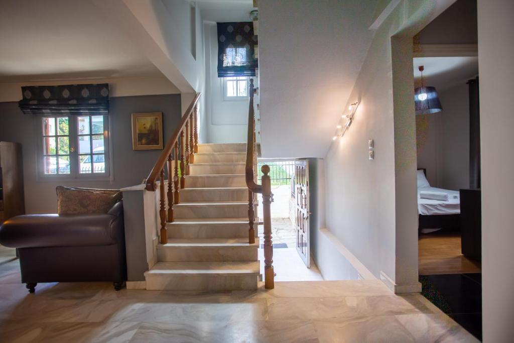 Zdjęcie z galerii obiektu Τraditional fully detached villa on a luxurious hillock of Thessaloniki with its own garden also for family & wedding gatherings for 10 to 25 people only 15 minutes from airport w Salonikach