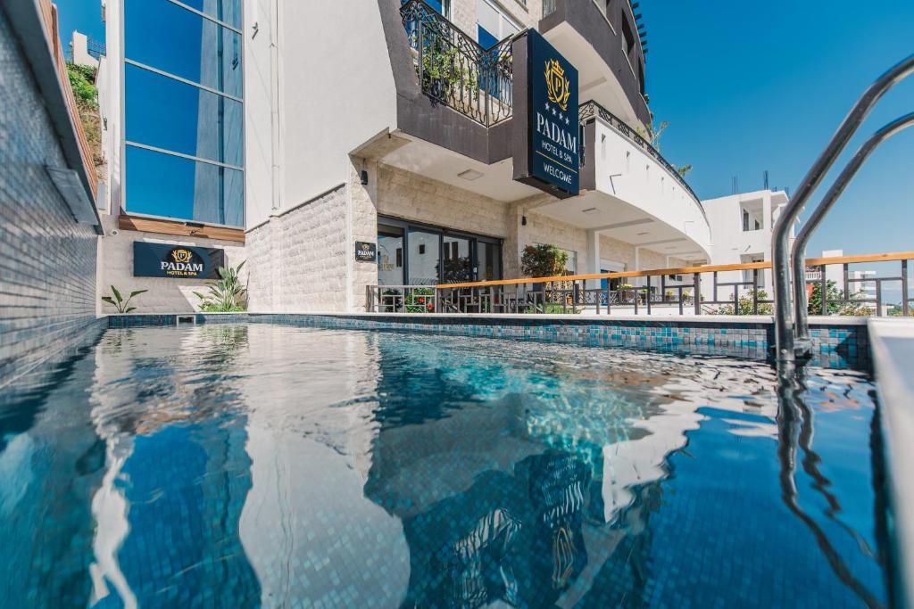 Bazén v ubytování Padam Hotel & SPA nebo v jeho okolí