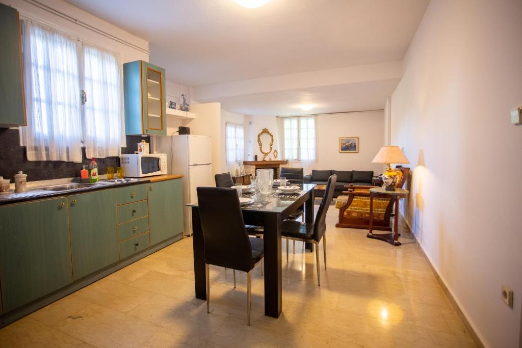 Kuchyňa alebo kuchynka v ubytovaní Traditional villa appartment with garden, also for gatherings ,15 minutes from Thessaloniki airport