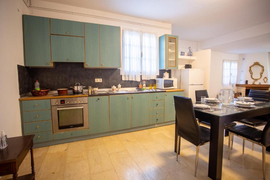 Kuchyňa alebo kuchynka v ubytovaní Traditional villa appartment with garden, also for gatherings ,15 minutes from Thessaloniki airport