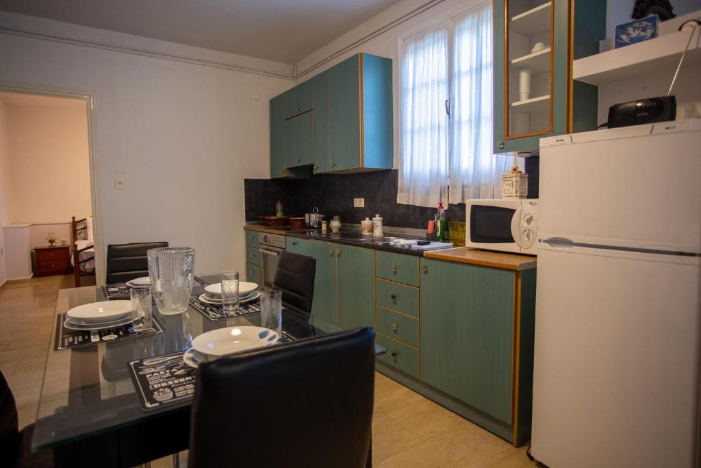 Kuchyňa alebo kuchynka v ubytovaní Traditional villa appartment with garden, also for gatherings ,15 minutes from Thessaloniki airport
