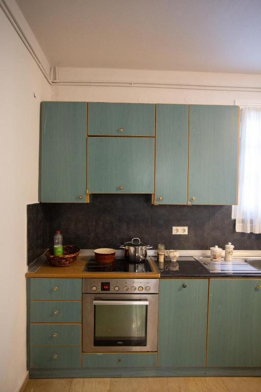 Kuchyňa alebo kuchynka v ubytovaní Traditional villa appartment with garden, also for gatherings ,15 minutes from Thessaloniki airport
