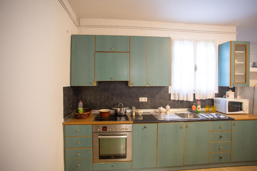Kuchyňa alebo kuchynka v ubytovaní Traditional villa appartment with garden, also for gatherings ,15 minutes from Thessaloniki airport