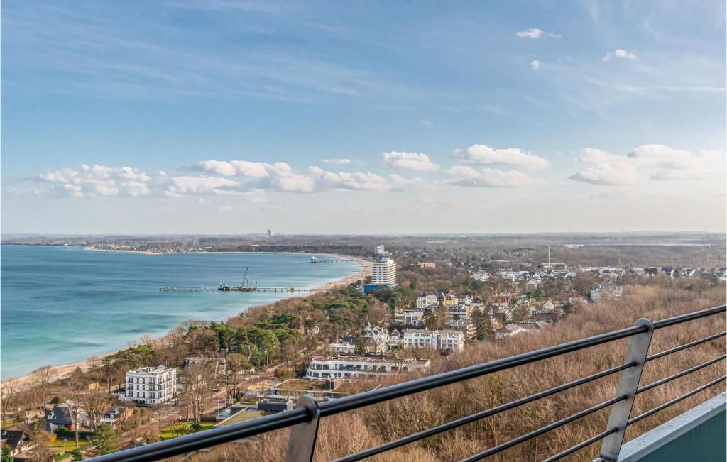 uma vista para o oceano a partir de uma varanda em Beautiful Apartment In Timmendorfer Strand With Wifi em Timmendorfer Strand