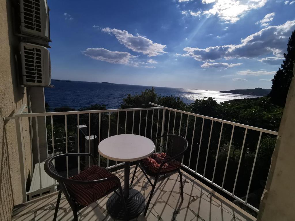 een balkon met een tafel en stoelen en de oceaan bij Apartment Lira 2 in Mlini