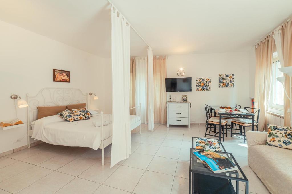 1 dormitorio con 1 cama y sala de estar en Taormina Apartments, en Taormina