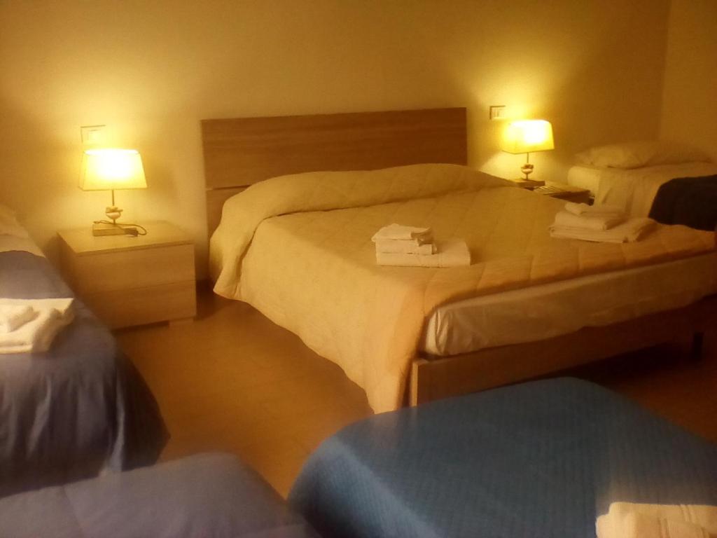 a hotel room with two beds and two lamps at MAR & FANTASY in Querceta