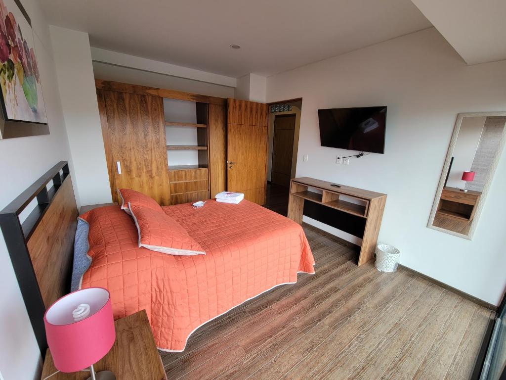 Una cama o camas en una habitación de Del Parque Suites