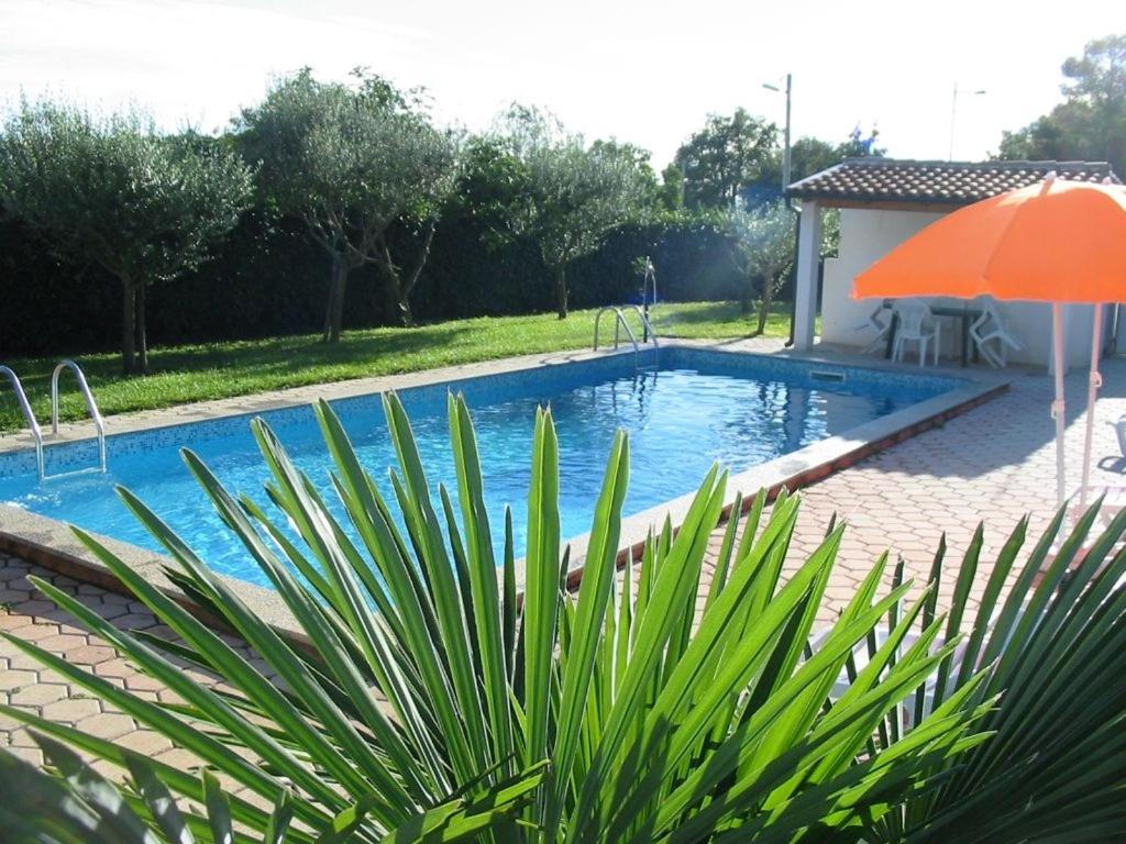 Bazén v ubytovaní Bungalow Porec (4400-1) alebo v jeho blízkosti