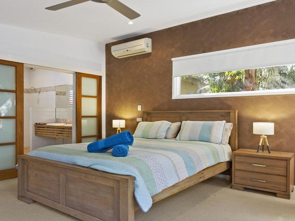 
A bed or beds in a room at Lou's Folly - inground pool and air conditioned
