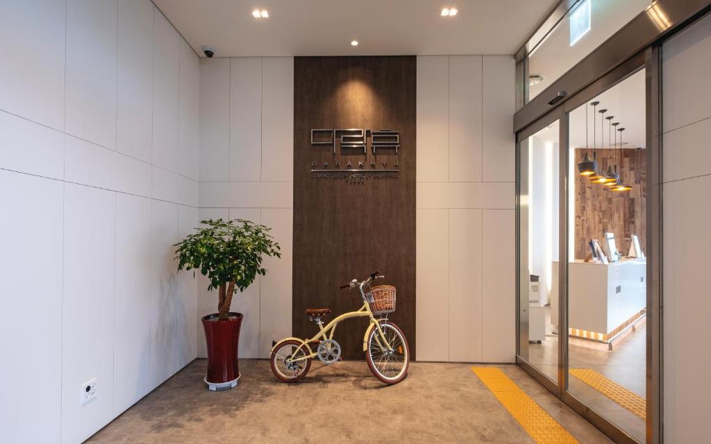 una bicicleta estacionada en un pasillo al lado de un edificio en DarakHyu Yeosu Capsule Hotel by WALKERHILL, en Yeosu