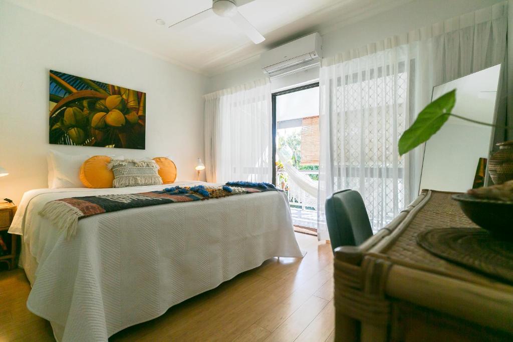 Postel nebo postele na pokoji v ubytování Wayfarer Apartment, in the Heart of Port Douglas