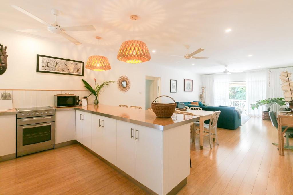 Kuchyň nebo kuchyňský kout v ubytování Wayfarer Apartment, in the Heart of Port Douglas