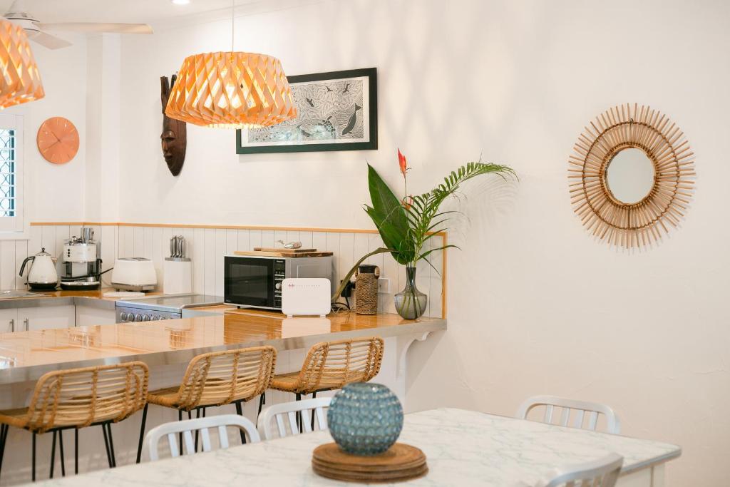 Kuchyň nebo kuchyňský kout v ubytování Wayfarer Apartment, in the Heart of Port Douglas
