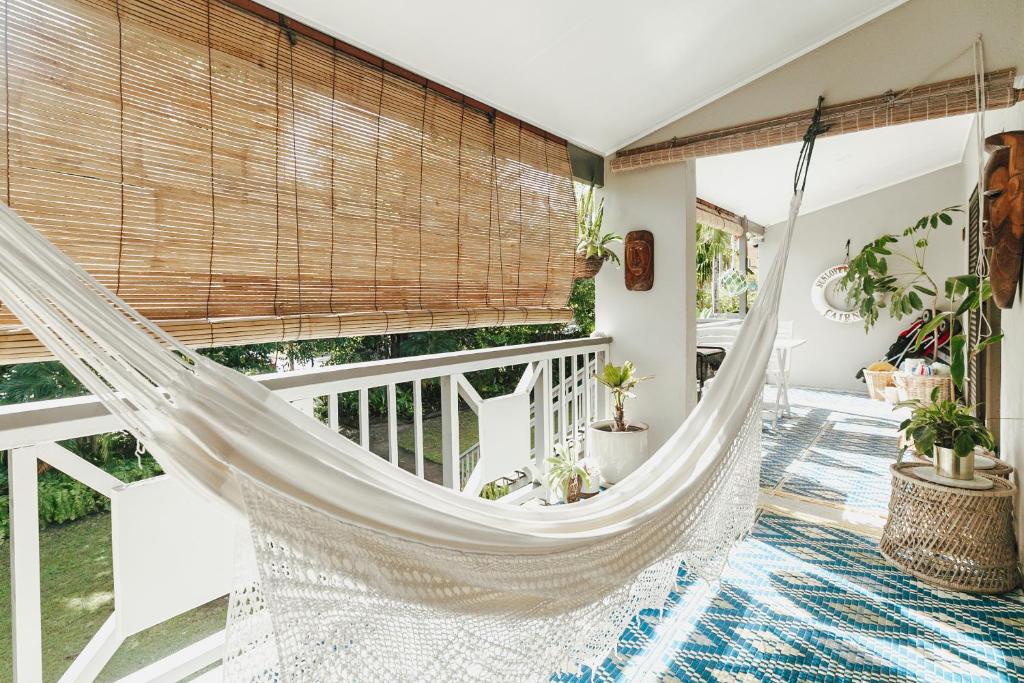 Balkón nebo terasa v ubytování Wayfarer Apartment, in the Heart of Port Douglas