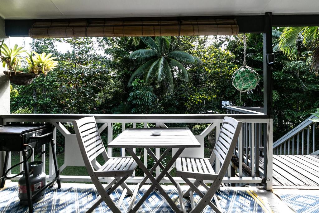 Balkón nebo terasa v ubytování Wayfarer Apartment, in the Heart of Port Douglas