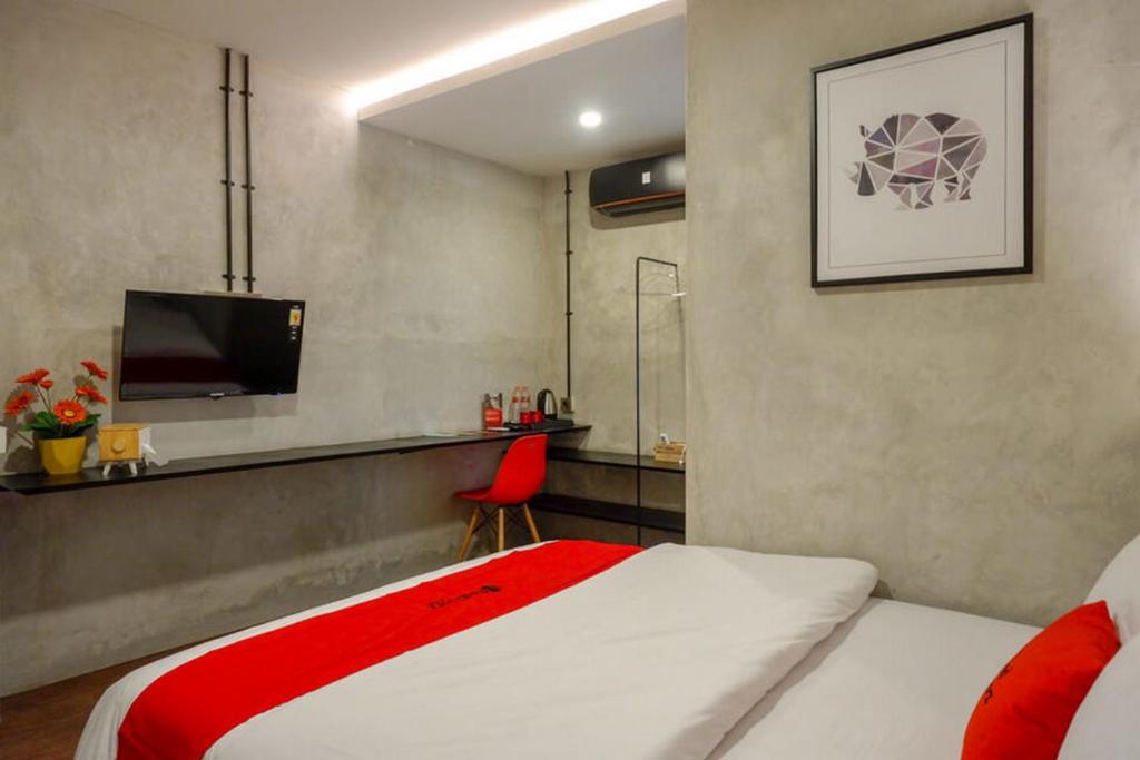 Postel nebo postele na pokoji v ubytování RedDoorz Plus near Kawasan Sam Poo Kong Semarang